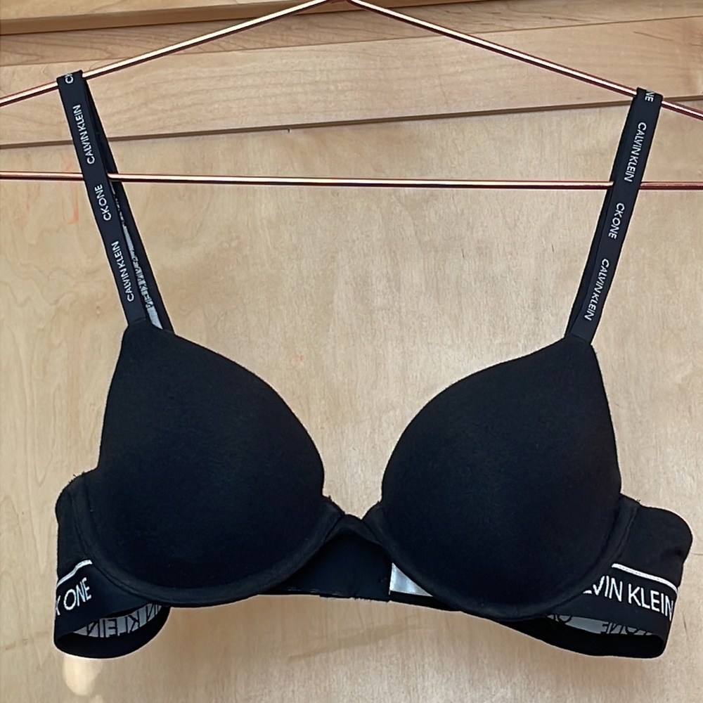Calvin Klein Women's Constant Convertible Strap Lightly Lined Demi Bra